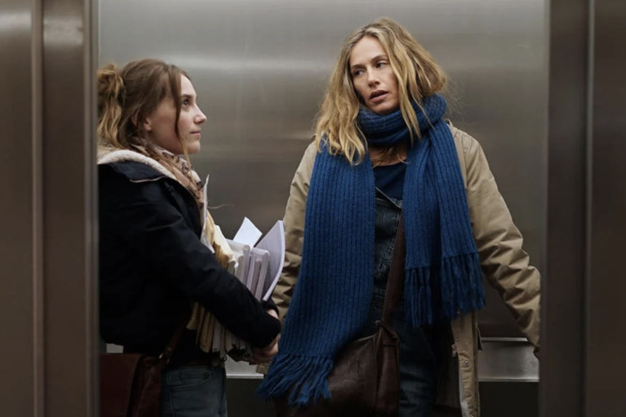 Camille, nouvelle stagiaire de l’agence ASK, se retrouve nez à nez avec l’actrice belge Cécile de France dans l’ascenceur. &mdash; Courtoisie France télévision