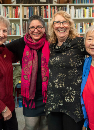 Charlotte Hrenchuk, Sandra St-Laurent, Pam Herry et Lilian Nakamura Maguire ont présenté la toute première anthologie de haïkus du Nord. L’ouvrage regroupe 35 auteurs du Yukon, des TNO et du Nunavut. &mdash; Photo Nelly Guidici