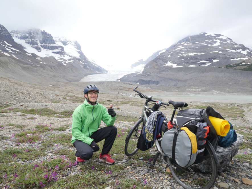 Thomas Destailleur au glacier Athabasca, en Alberta, au point de départ de son périple à vélo et en kayak à l’été 2019. &mdash; Courtoisie