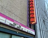 C'est avec les paroles biens connues de Simple minds, utilisées dans le film 