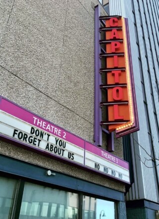 C'est avec les paroles biens connues de Simple minds, utilisées dans le film 