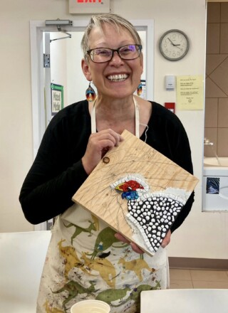 Rosanna Strong, bénévole et instructrice de l’association avec une de ses œuvres. &mdash; Courtoisie Rosanna Strong