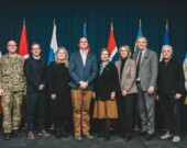 De gauche à droite, le brigadier général Daniel Rivière, Nikolaj Harris, ambassadeur du Danemark, Hanna-Leena Korteniemi, ambassadrice de Finlande, Ben Hendriksen, maire de Yellowknife, Signe Burgstaller, ambassadrice de Suède, Auðbjörg Halldórsdóttir, ambassadrice d’Islande, Jon-Age Oyslebo, chef de mission adjoint de l’ambassade de Norvège, et Peter Clarkson, maire d’Inuvik. &mdash; Courtoisie Ville de Yellowknife