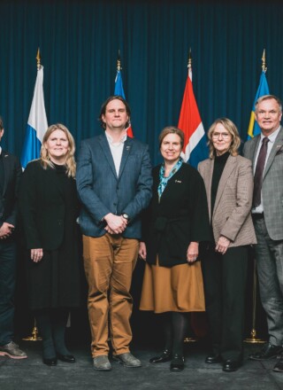 De gauche à droite, le brigadier général Daniel Rivière, Nikolaj Harris, ambassadeur du Danemark, Hanna-Leena Korteniemi, ambassadrice de Finlande, Ben Hendriksen, maire de Yellowknife, Signe Burgstaller, ambassadrice de Suède, Auðbjörg Halldórsdóttir, ambassadrice d’Islande, Jon-Age Oyslebo, chef de mission adjoint de l’ambassade de Norvège, et Peter Clarkson, maire d’Inuvik. &mdash; Courtoisie Ville de Yellowknife