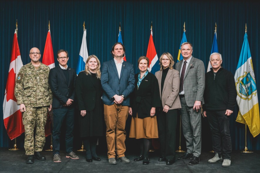 De gauche à droite, le brigadier général Daniel Rivière, Nikolaj Harris, ambassadeur du Danemark, Hanna-Leena Korteniemi, ambassadrice de Finlande, Ben Hendriksen, maire de Yellowknife, Signe Burgstaller, ambassadrice de Suède, Auðbjörg Halldórsdóttir, ambassadrice d’Islande, Jon-Age Oyslebo, chef de mission adjoint de l’ambassade de Norvège, et Peter Clarkson, maire d’Inuvik. &mdash; Courtoisie Ville de Yellowknife