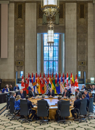 Les premiers ministres provinciaux et territoriaux réunis autour de la table lors de la Rencontre hivernale des premiers ministres à Ottawa, en présence de Mark Carney.  &mdash; Courtoisie
