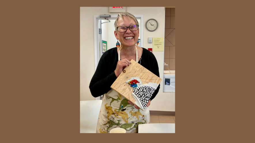 Rosanna Strong, bénévole et instructrice de l’association avec une de ses œuvres. &mdash; Courtoisie Rosanna Strong