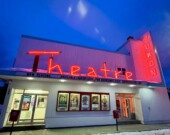 L’enseigne rouge du Yukon Theatre illumine la rue depuis 1954 à Whitehorse.  &mdash; Photo Nelly Guidici