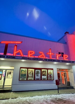 L’enseigne rouge du Yukon Theatre illumine la rue depuis 1954 à Whitehorse.  &mdash; Photo Nelly Guidici