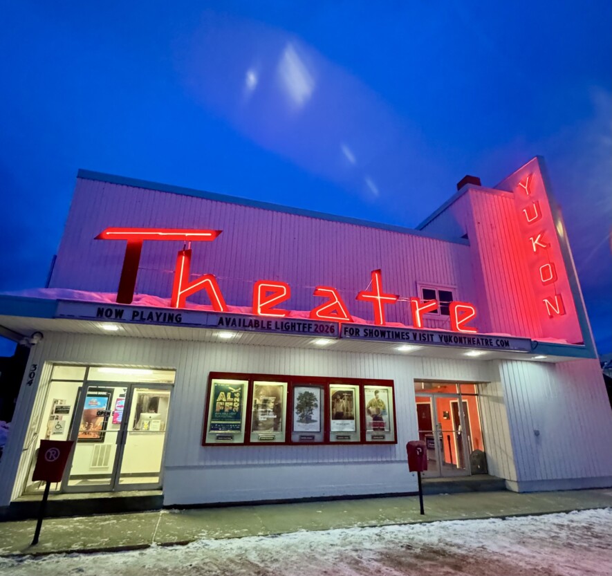 L’enseigne rouge du Yukon Theatre illumine la rue depuis 1954 à Whitehorse.  &mdash; Photo Nelly Guidici