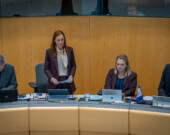 La ministre des Finances, Caroline Wawzonek, à l’Assemblée législative des Territoires du Nord-Ouest, à Yellowknife. &mdash; Photo Cristiano Pereira