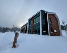 Le nouveau bâtiment de biathlon a été inauguré le 16 février 2026 à Whitehorse. &mdash; Photo Nelly Guidici