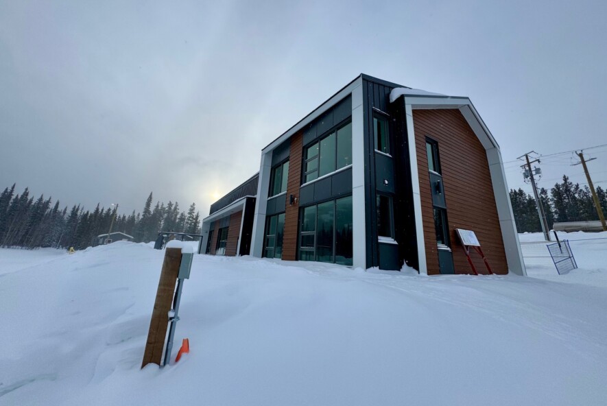 Le nouveau bâtiment de biathlon a été inauguré le 16 février 2026 à Whitehorse. &mdash; Photo Nelly Guidici