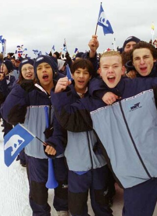 L’équipe des TNO aux Jeux d’hiver de l’Arctique en 2002. &mdash; Courtoisie Arctic Winter Games International Committee Archives
