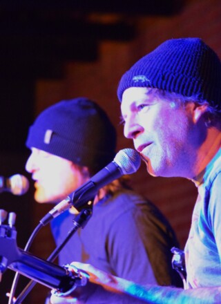 L’artiste québécois Fred Fortin et son complice de longue date, Olivier Langevin, sur la scène du Top Knight, ce mardi 17 février 2026. &mdash; Photo Élodie Roy