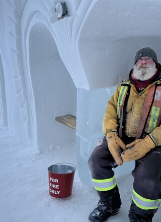 Anthony Foliot, aussi connu comme le Roi de la neige ou « Snow King », nous a offert une visite du château. &mdash; Photo Élodie Roy