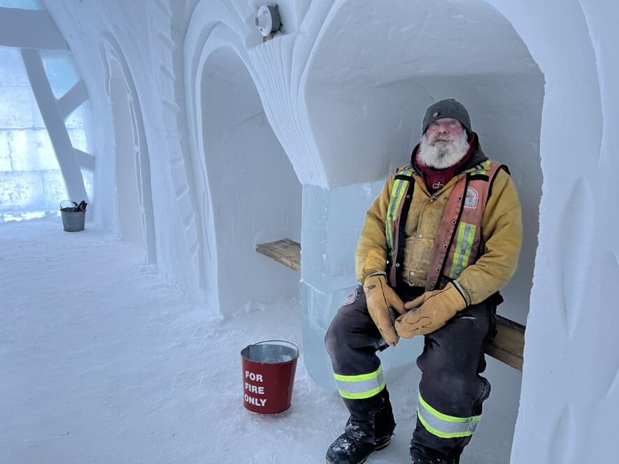 Anthony Foliot, aussi connu comme le Roi de la neige ou « Snow King », nous a offert une visite du château. &mdash; Photo Élodie Roy