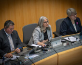 La ministre de la Santé et des Services sociaux, Lesa Semmler, détaille à l’Assemblée législative les mesures mises en place pour améliorer l’accès aux soins primaires à Yellowknife.  &mdash; Photo Cristiano Pereira