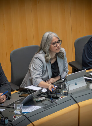 La ministre de la Santé et des Services sociaux, Lesa Semmler, détaille à l’Assemblée législative les mesures mises en place pour améliorer l’accès aux soins primaires à Yellowknife.  &mdash; Photo Cristiano Pereira