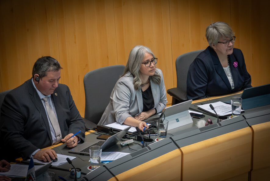 La ministre de la Santé et des Services sociaux, Lesa Semmler, détaille à l’Assemblée législative les mesures mises en place pour améliorer l’accès aux soins primaires à Yellowknife.  &mdash; Photo Cristiano Pereira