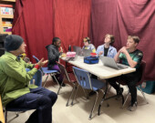 André Beaupré et quatre des six membres du club radio, discutent des plans à venir pour leur émission.  &mdash; Photo Élodie Roy