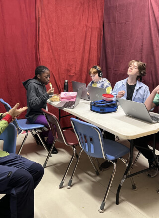 André Beaupré et quatre des six membres du club radio, discutent des plans à venir pour leur émission.  &mdash; Photo Élodie Roy