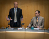 Le député de Yellowknife Centre, Robert Hawkins, s’adresse à l’Assemblée législative, sous le regard du député de Range Lake, Kieron Testart. &mdash; Photo Cristiano Pereira