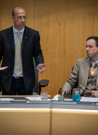 Le député de Yellowknife Centre, Robert Hawkins, s’adresse à l’Assemblée législative, sous le regard du député de Range Lake, Kieron Testart. &mdash; Photo Cristiano Pereira