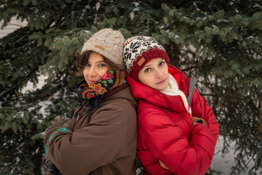 Les deux conteuses des TNO, bien connues de la communauté ténoise, Shé et Jo, alias Aïda Nciri et Marjolaine Chevet. &mdash; Courtoisie Marion Perrin