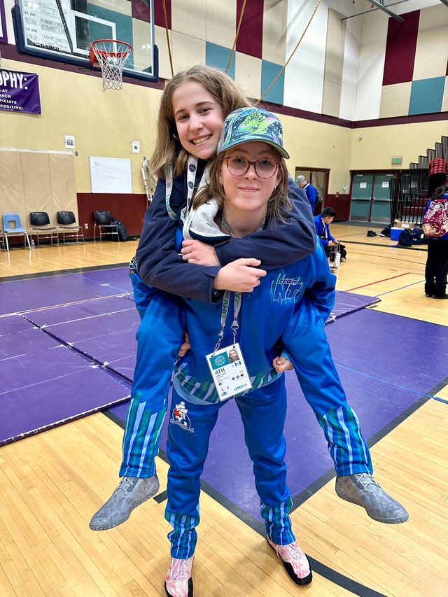  Emma Pedersen (avec la casquette) et Tessa Nendsa, les deux lutteuses en compétition aux Jeux d'hiver de l'Arctique 2026. &mdash; Courtoisie Monique Smith