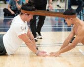 Allongés face à face, le ventre au sol et la tête à égale distance d’une ligne de démarcation perpendiculaire à la direction de leur corps, deux athlètes adverses ont une ceinture en cuir bouclée placée autour de leur tête, au-dessus des oreilles. Ensuite, ils se redressent jusqu’à ce que seuls leurs mains, leurs pieds et leurs genoux touchent le sol. Enfin, chaque athlète essaie de tirer son adversaire vers l’avant afin que ses mains se trouvent à deux pieds au-delà de la ligne de démarcation, ou afin que la tête de l’adversaire tombe et lâche la ceinture. Il n’y a qu’une seule traction par match. &mdash; Photo Nelly Guidici