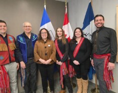 Rencontre entre la ministre Alty et des dignitaires métis. Marc Whitford est à la droite de Mme Alty. &mdash; Courtoisie Alliance des Métis du Nord-Slave