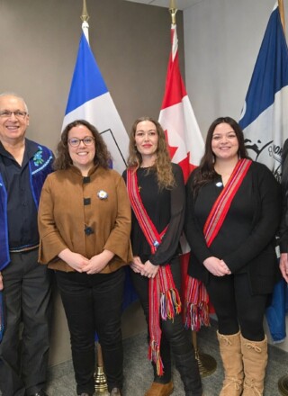 Rencontre entre la ministre Alty et des dignitaires métis. Marc Whitford est à la droite de Mme Alty. &mdash; Courtoisie Alliance des Métis du Nord-Slave
