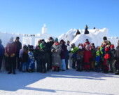 Plusieurs membres de la communauté francophone rassemblés au château construit comme chaque année sur le Grand lac des Esclaves pour célébrer le lever du drapeau franco-ténois. &mdash; Photo Élodie Roy