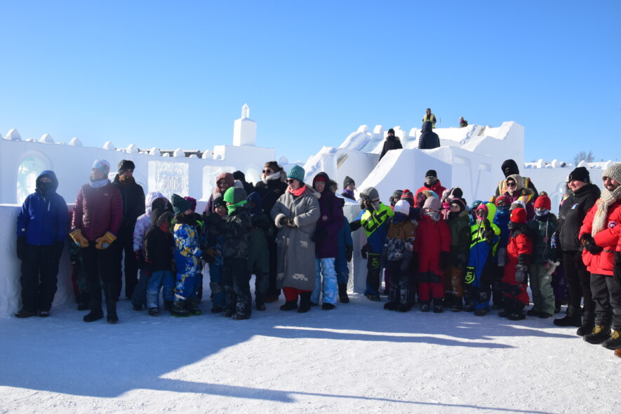Plusieurs membres de la communauté francophone rassemblés au château construit comme chaque année sur le Grand lac des Esclaves pour célébrer le lever du drapeau franco-ténois. &mdash; Photo Élodie Roy