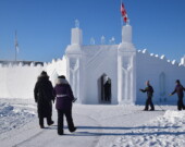 La francophonie a été célébrée au cours de la cérémonie du lever de drapeau franco-ténois au château de neige, à Yellowknife. &mdash; Photo Élodie Roy