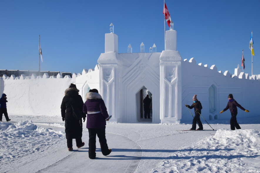 La francophonie a été célébrée au cours de la cérémonie du lever de drapeau franco-ténois au château de neige, à Yellowknife. &mdash; Photo Élodie Roy