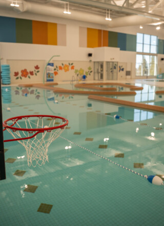 L’établissement de 71,7 millions de dollars comprend plusieurs bassins, dont un bassin de nage de 25 mètres à huit couloirs, un bassin récréatif et une piscine thérapeutique.  &mdash; Photo Cristiano Pereira