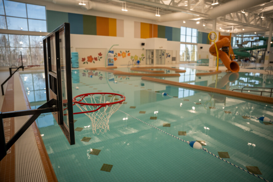 L’établissement de 71,7 millions de dollars comprend plusieurs bassins, dont un bassin de nage de 25 mètres à huit couloirs, un bassin récréatif et une piscine thérapeutique.  &mdash; Photo Cristiano Pereira