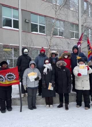 Des membres du Syndicat des employés de la sécurité et de la justice se sont rassemblés devant l’édifice Greenstone à Yellowknife. &mdash; Courtoisie