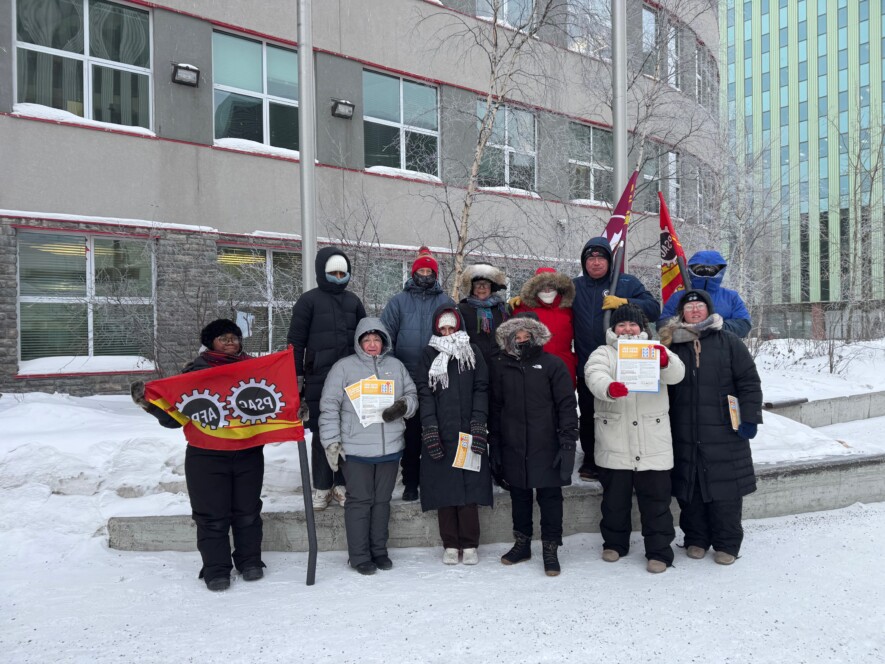 Des membres du Syndicat des employés de la sécurité et de la justice se sont rassemblés devant l’édifice Greenstone à Yellowknife. &mdash; Courtoisie