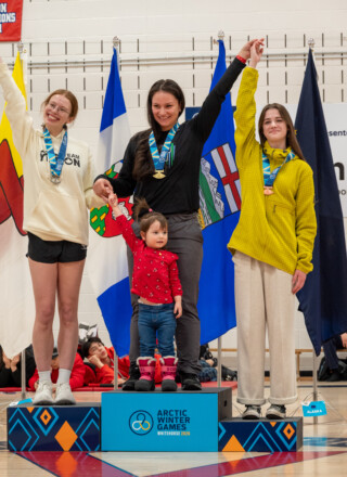 Veronica McDonald de Fort Smith a remporté l’or aux épreuves de kneel jump (saut avec un départ à genou) et arm pull. Elle est montée sur le podium avec sa fille à l’issue de la dernière journée des épreuves. &mdash; Photo Nelly Guidici