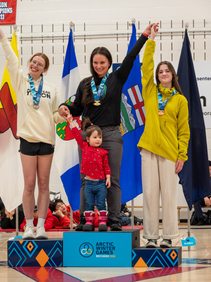 Veronica McDonald de Fort Smith a remporté l’or aux épreuves de kneel jump (saut avec un départ à genou) et arm pull. Elle est montée sur le podium avec sa fille à l’issue de la dernière journée des épreuves. &mdash; Photo Nelly Guidici