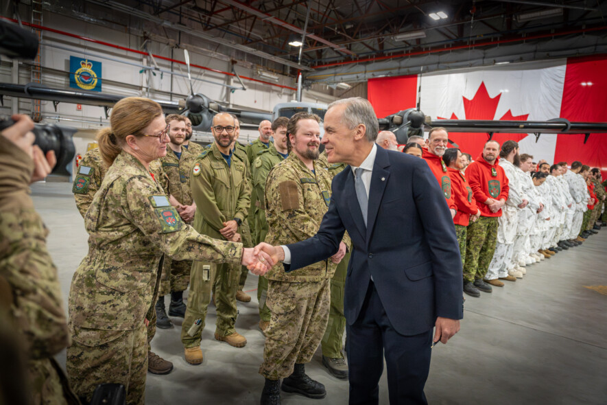 Le premier ministre Mark Carney échange avec des membres des Forces armées canadiennes lors de sa visite à Yellowknife. &mdash; Photo Cristiano Pereira