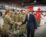 Le premier ministre Mark Carney échange avec des membres des Forces armées canadiennes lors de sa visite à Yellowknife. &mdash; Photo Cristiano Pereira