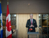 Le premier ministre des TNO, R. J. Simpson, prend la parole à l’Assemblée législative après l’annonce d’investissements fédéraux dans le Nord par Mark Carney. &mdash; Photo Cristiano Pereira