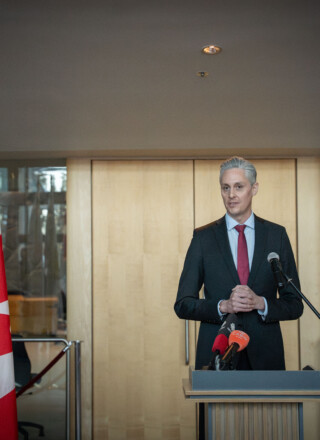 Le premier ministre des TNO, R. J. Simpson, prend la parole à l’Assemblée législative après l’annonce d’investissements fédéraux dans le Nord par Mark Carney. &mdash; Photo Cristiano Pereira