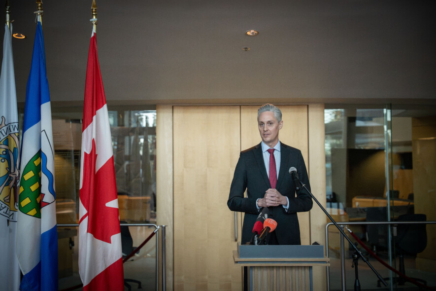 Le premier ministre des TNO, R. J. Simpson, prend la parole à l’Assemblée législative après l’annonce d’investissements fédéraux dans le Nord par Mark Carney. &mdash; Photo Cristiano Pereira