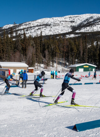 Un total de 49 médailles ont été remportées par les équipes du Yukon et des TNO aux épreuves de biathlon des Jeux d’hiver de l’Arctique à Whitehorse. &mdash; Photo Nelly Guidici