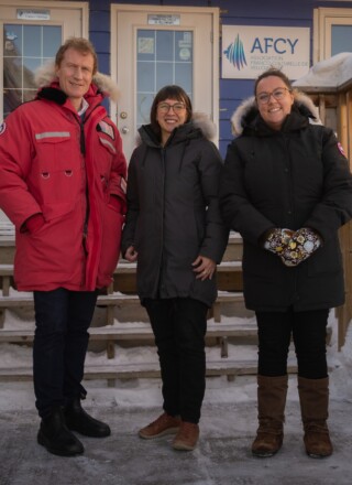 Marc Miller, ministre de l’Identité et de la Culture canadiennes et ministre responsable des Langues officielles, en compagnie d’Audrey Fournier, directrice générale de la Fédération franco-ténoise, et de Rebecca Alty, ministre des Relations Couronne-Autochtones, à l’entrée de la Maison bleue à Yellowknife.  &mdash; Courtoisie Marion Perrin